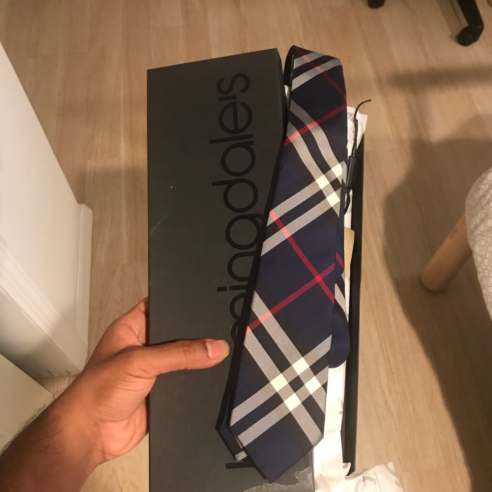 NWT Burberry skinny fit tie in Navy Check pattern
